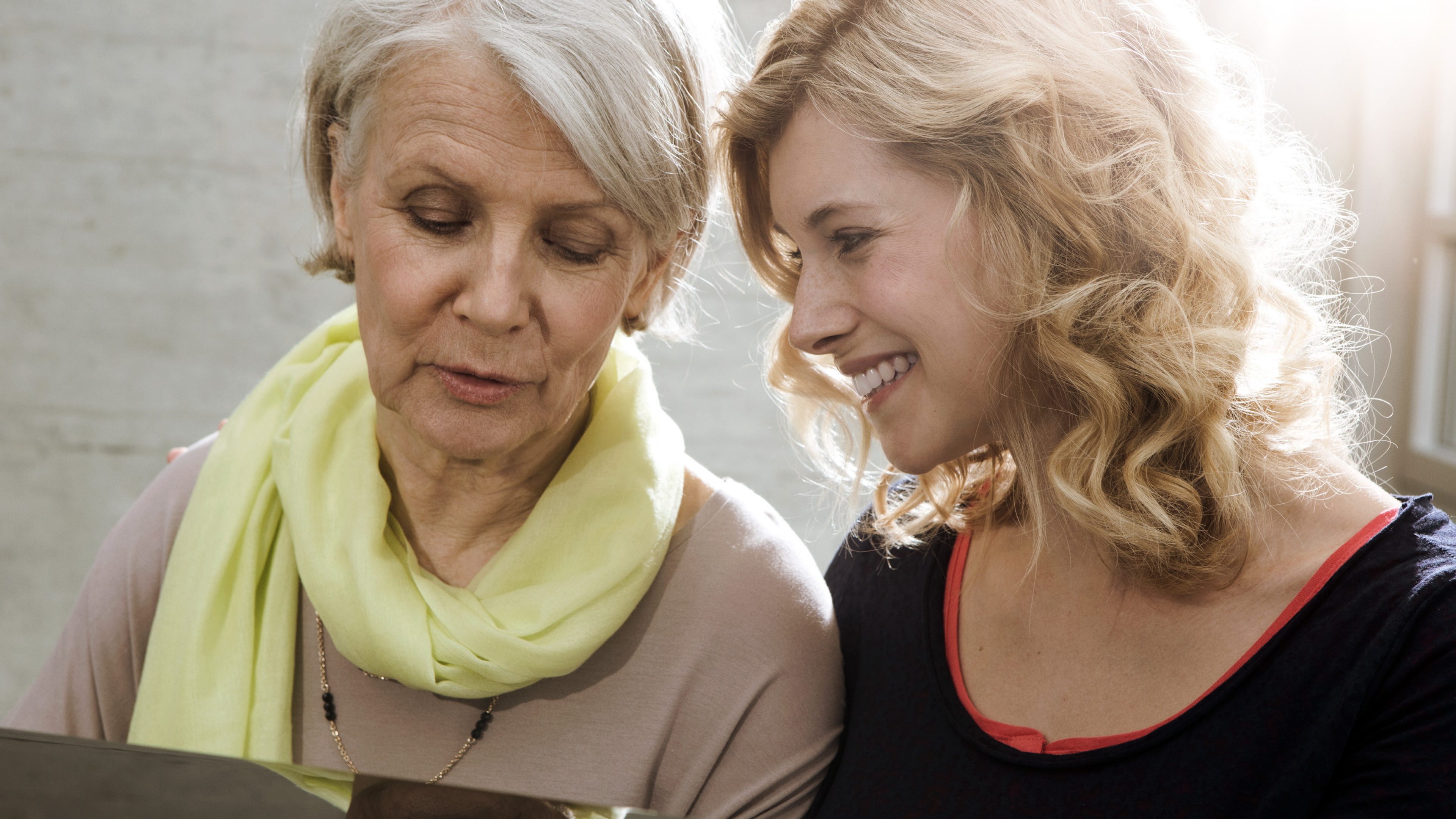 Mutter und Tochter besprechen Hypotheken.