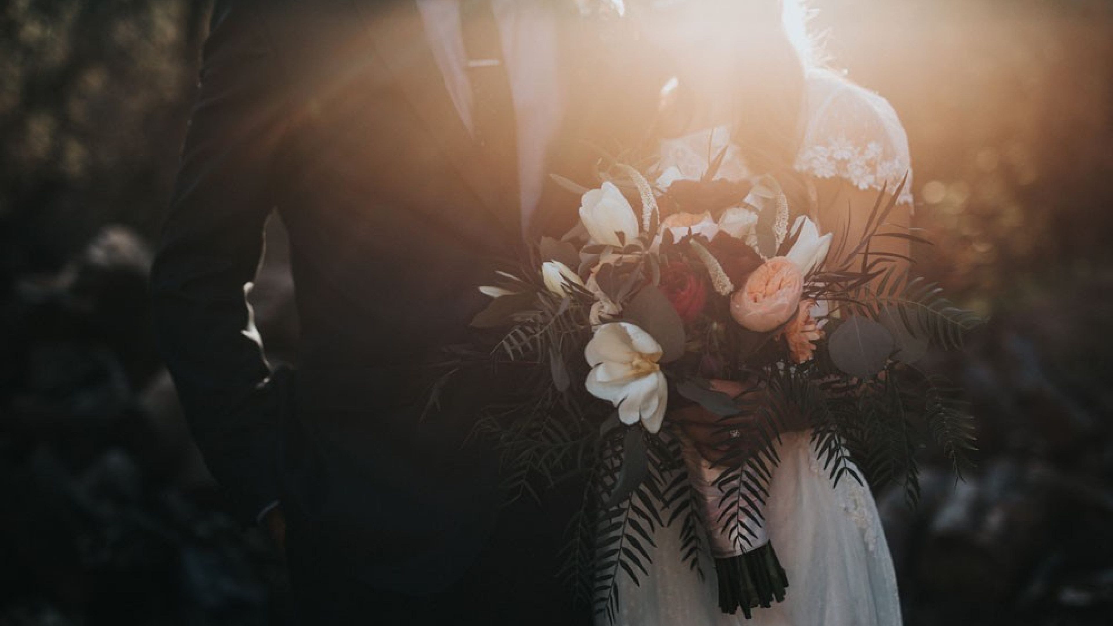 Hochzeitspaar mit Hochzeitsstrauss