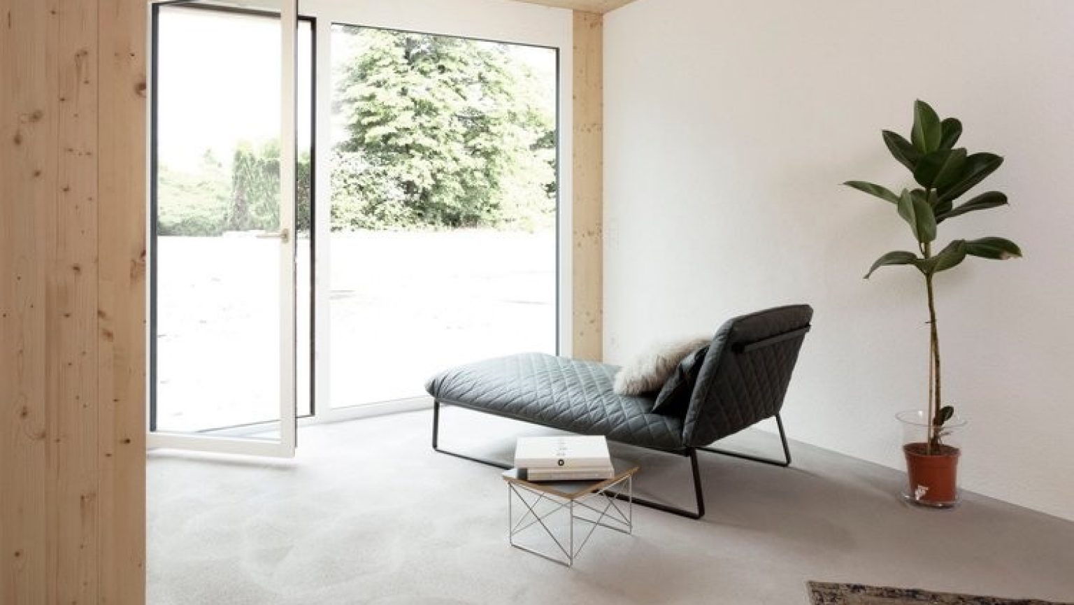 Daybed in einem minimalistischen Raum 