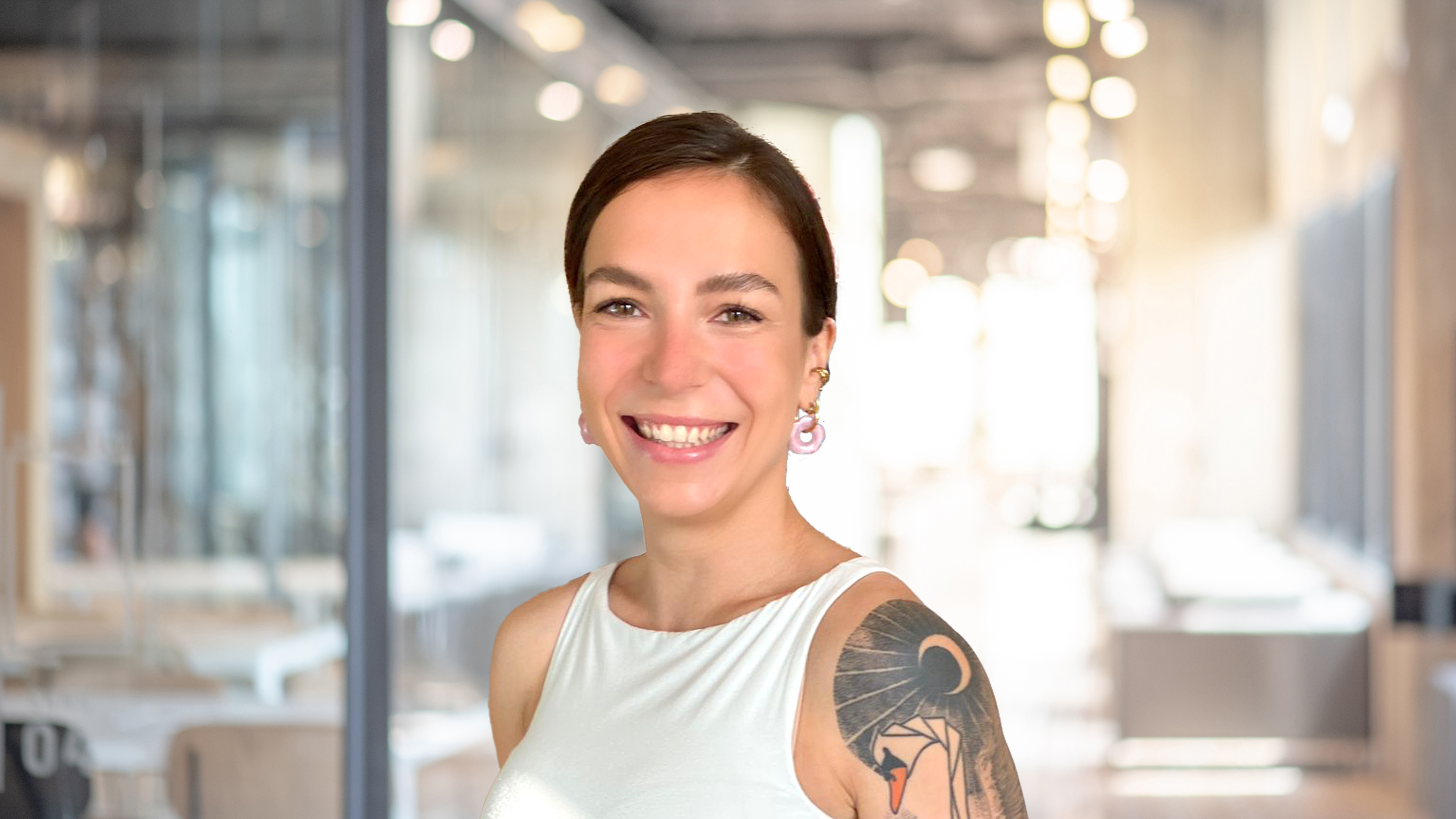 Julia Heinzer schaut lächelnd und motiviert.
