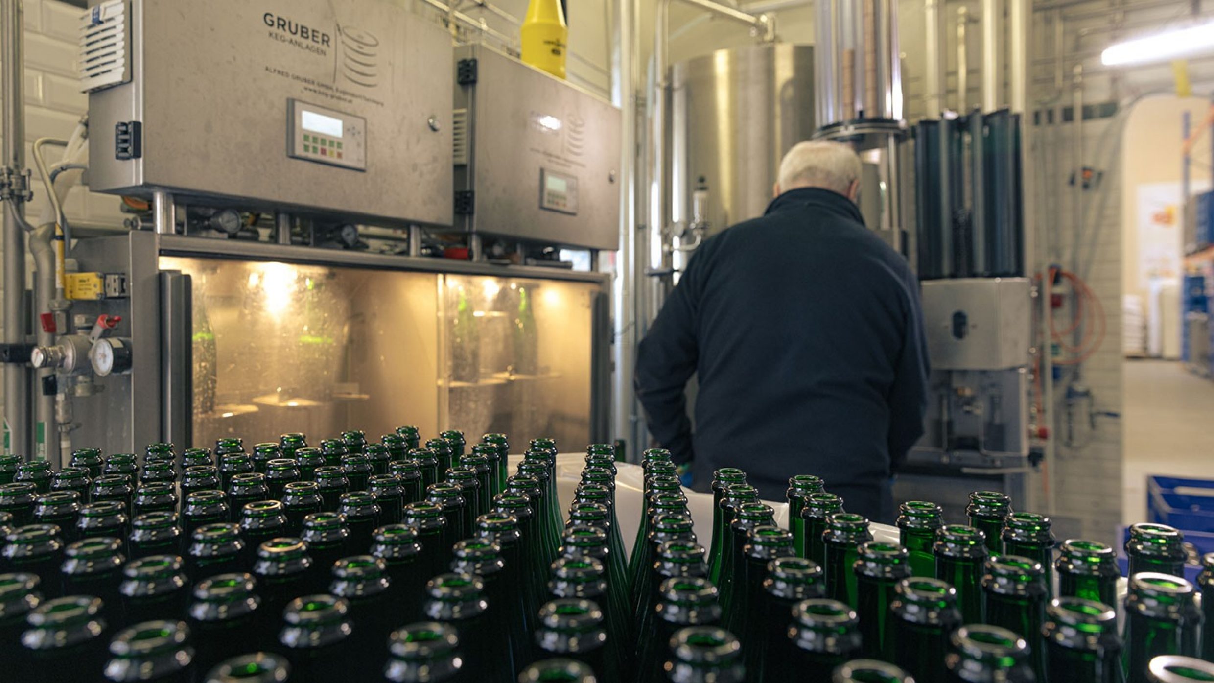 In der Brauerei Kloster Fischingen werden die Flaschen noch von Hand abgefüllt – bis zu 300 000 Stück sind es pro Jahr. 