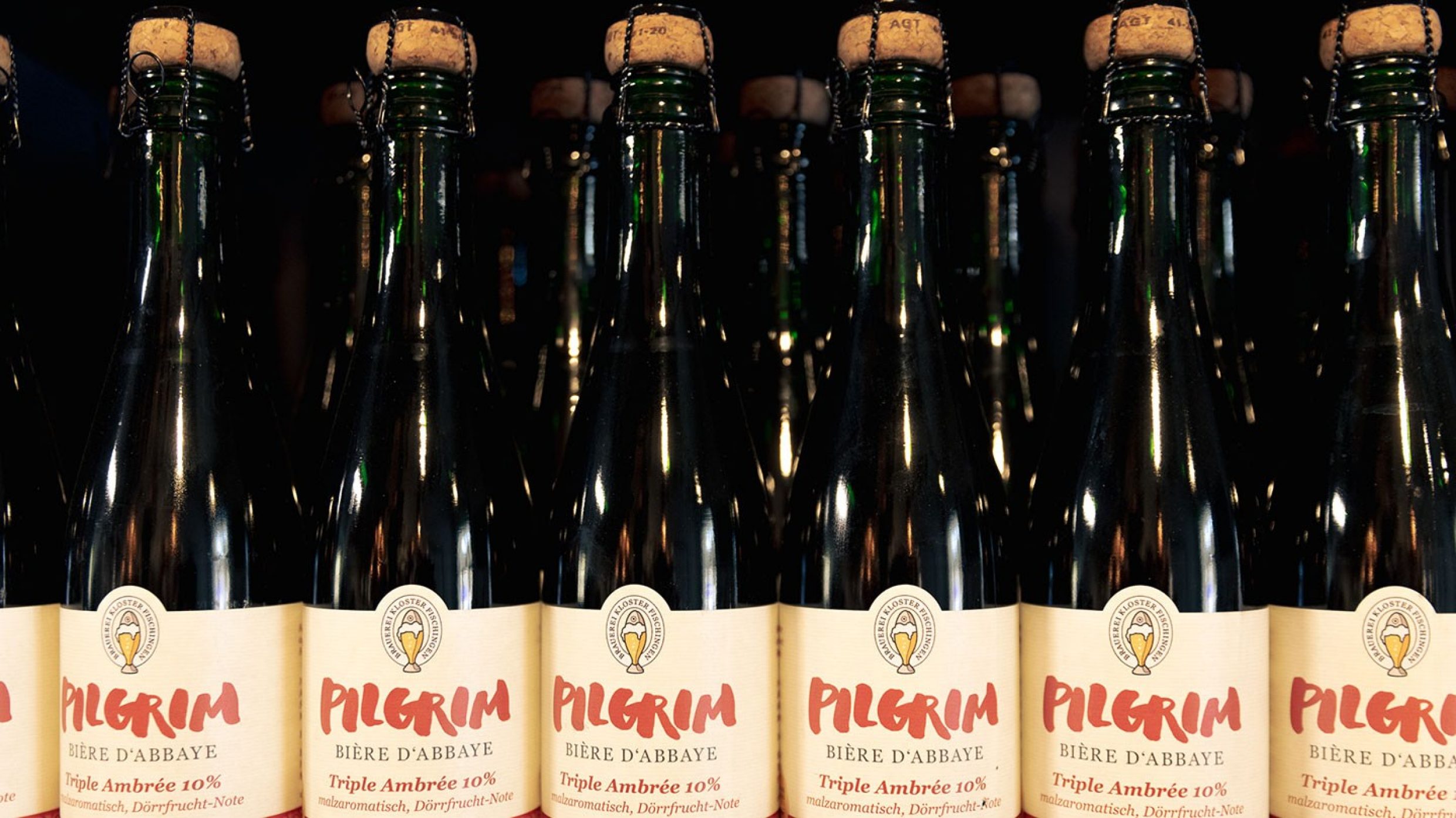 Das Bier in der Champagnerflasche mit Naturkorken, hier das «Bière de l’Abbaye Triple Ambrée». Übrigens: Der Markenname «Pilgrim», zu Deutsch: Pilger, erinnert an den über 1000 Jahre alten Jakobsweg, der direkt an der Brauerei vorbeiführt und heute noch begangen wird.