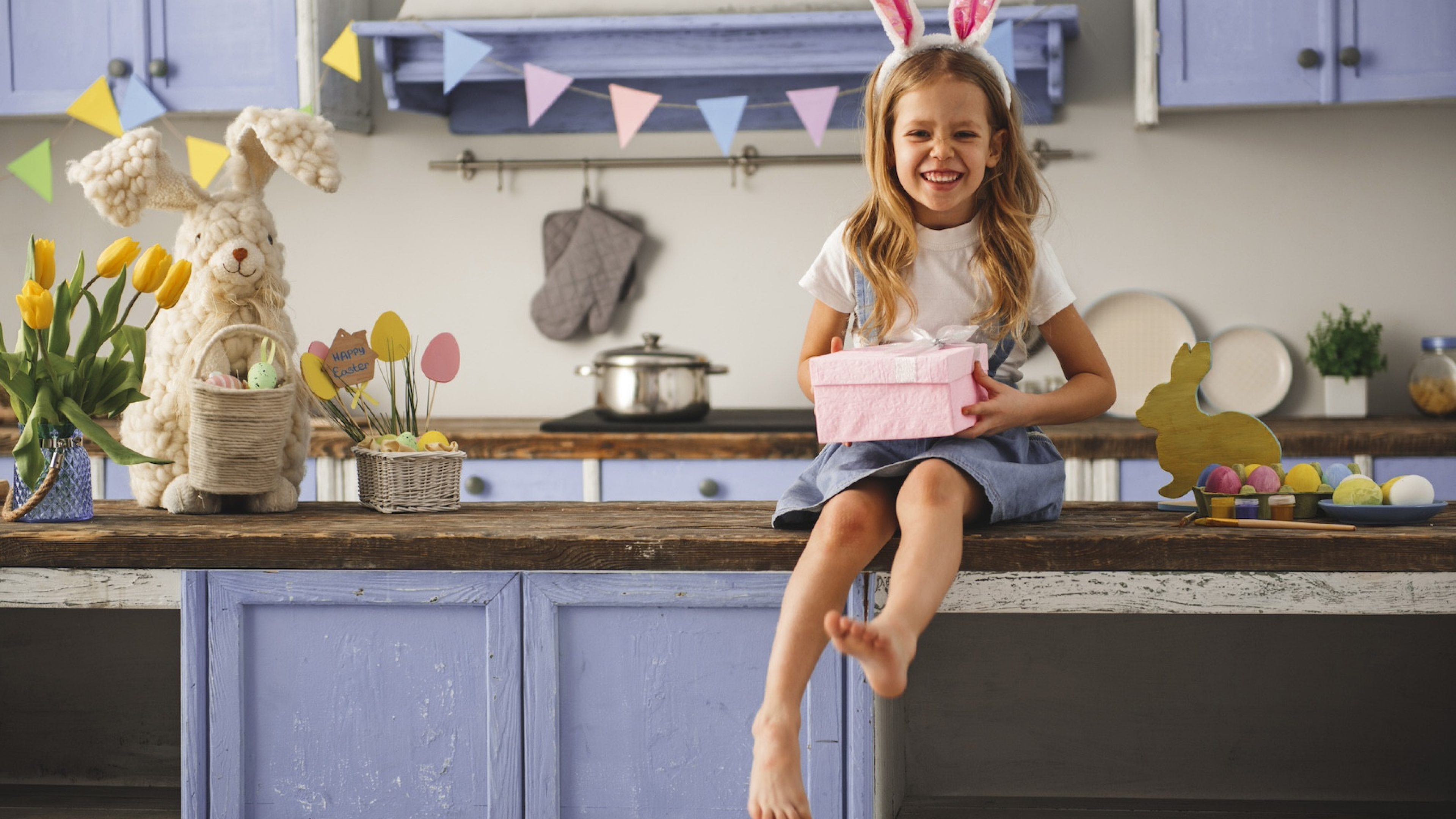 Kinder haben Spass mit Ostereiern