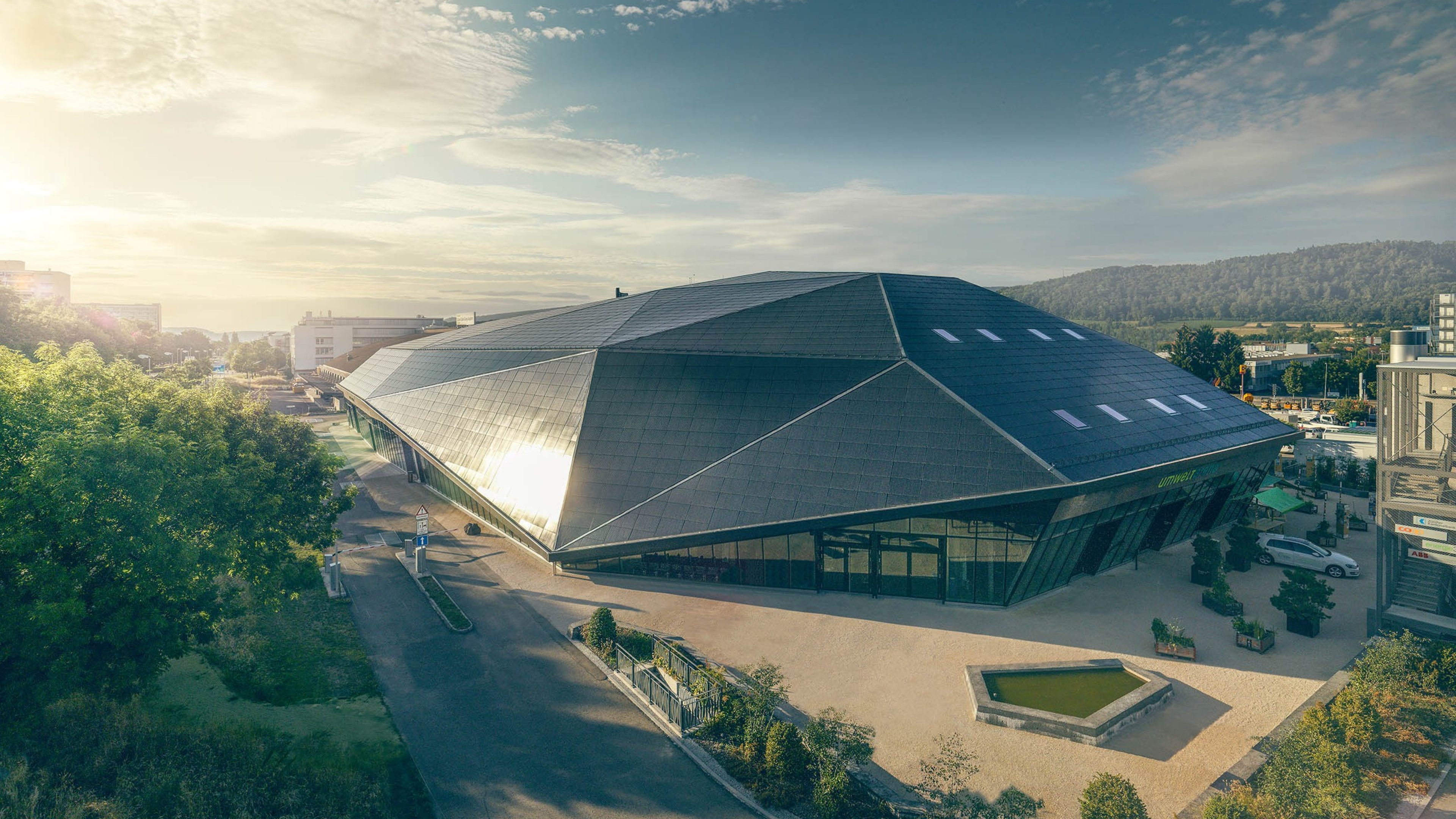 Sicht von oben auf die Umwelt Arena mit ihrem grossen Solar-Dach.