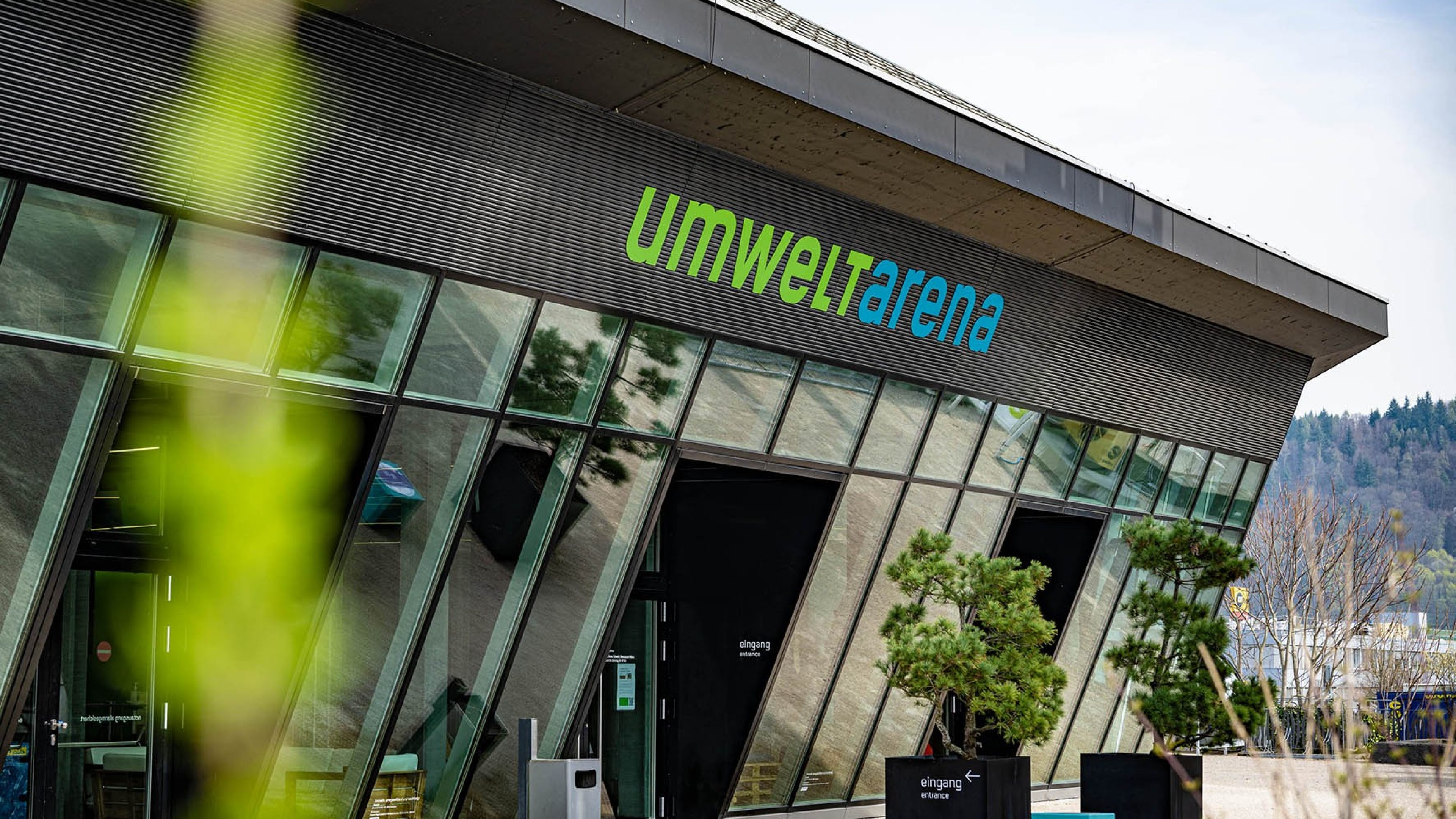 Sicht von oben auf die Umwelt Arena mit ihrem grossen Solar-Dach.