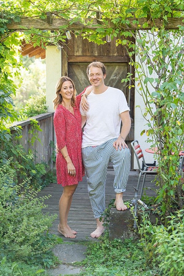 Lena hat den Arm und Peter gelegt, beide lächeln in die Kamera