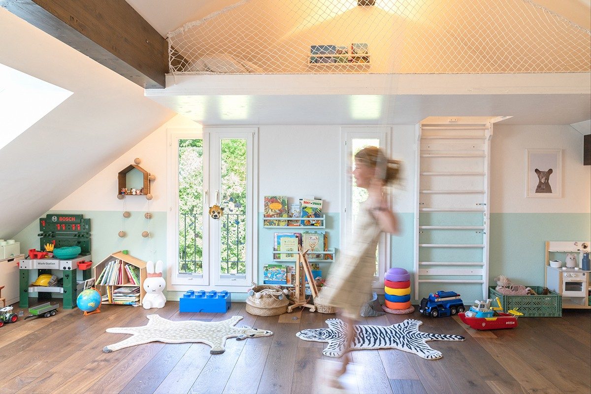 Das Kind schaukelt im Kinderzimmer hin und her.