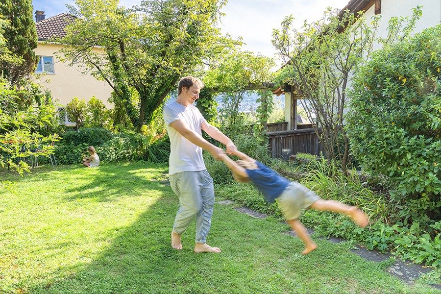Peter hält die Arme des Jungen und lässt ihn fliegen.
