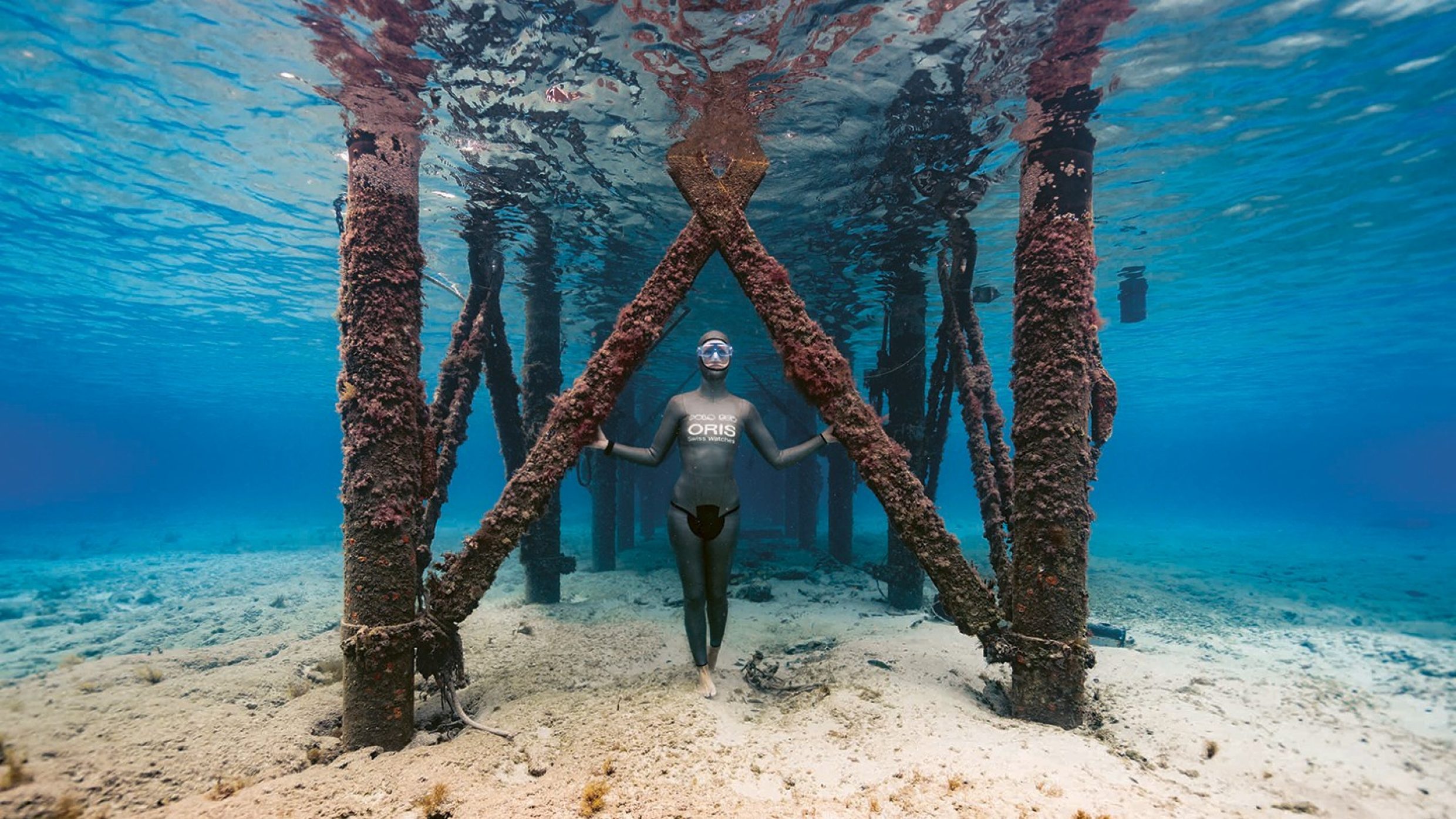 Tout au fond de l’eau, Anna von Boetticher se sent dans son élément. Dans la vie, il est important d’être très concentré tout en étant détendu, dit l’apnéiste. «Cela permet de dépasser ses limites physiques et mentales: on ressent alors le bonheur de se sentir à nouveau vraiment vivant.» Lors d’une plongée en profondeur, les athlètes font baisser le taux de dioxyde de carbone dans leur sang en respirant de façon consciente et forcée avant d’être emmenés par un poids vers les profondeurs…