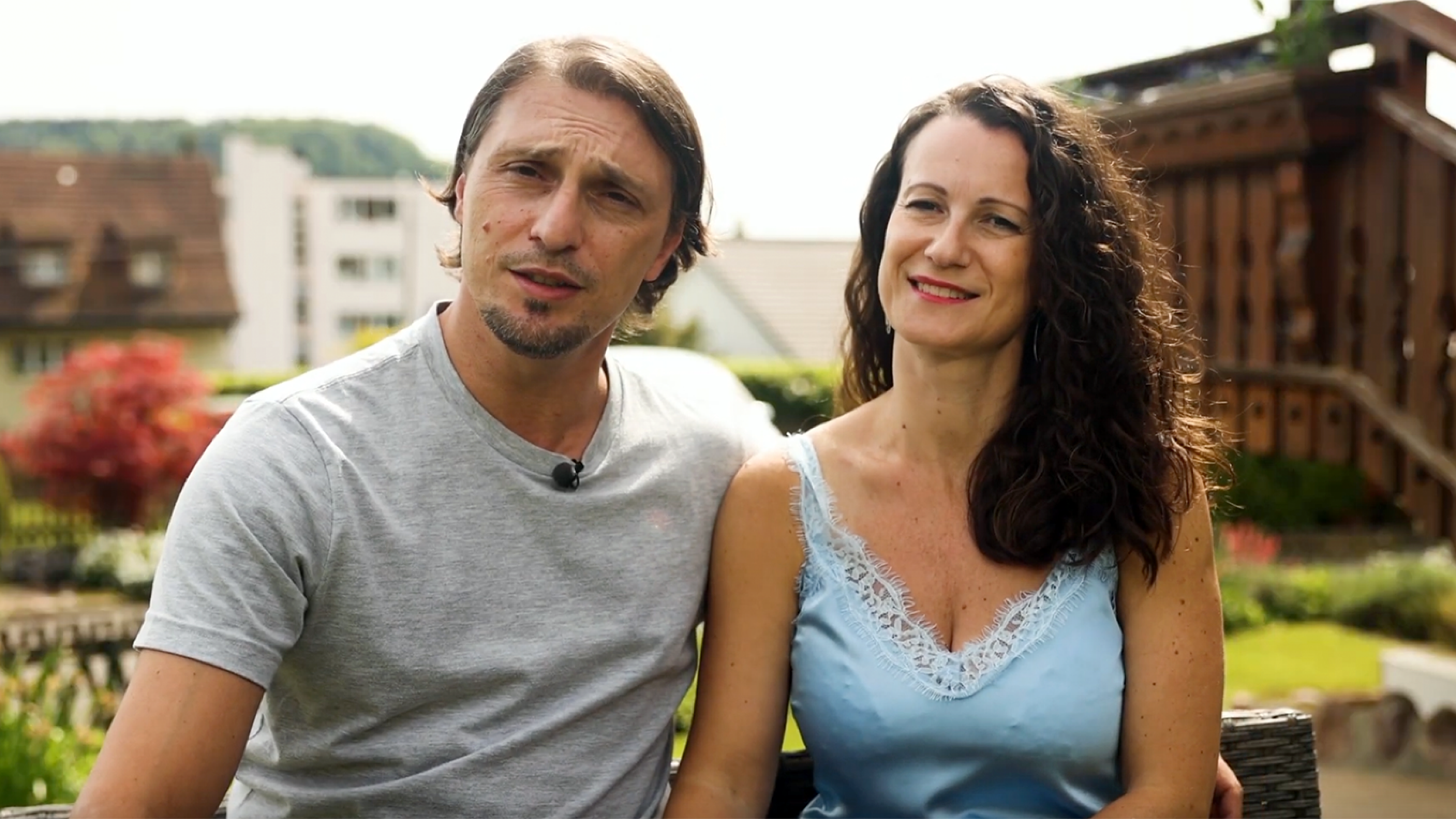 Die Eltern sitzen mit Sohn Noé am Tisch und sprechen miteinander