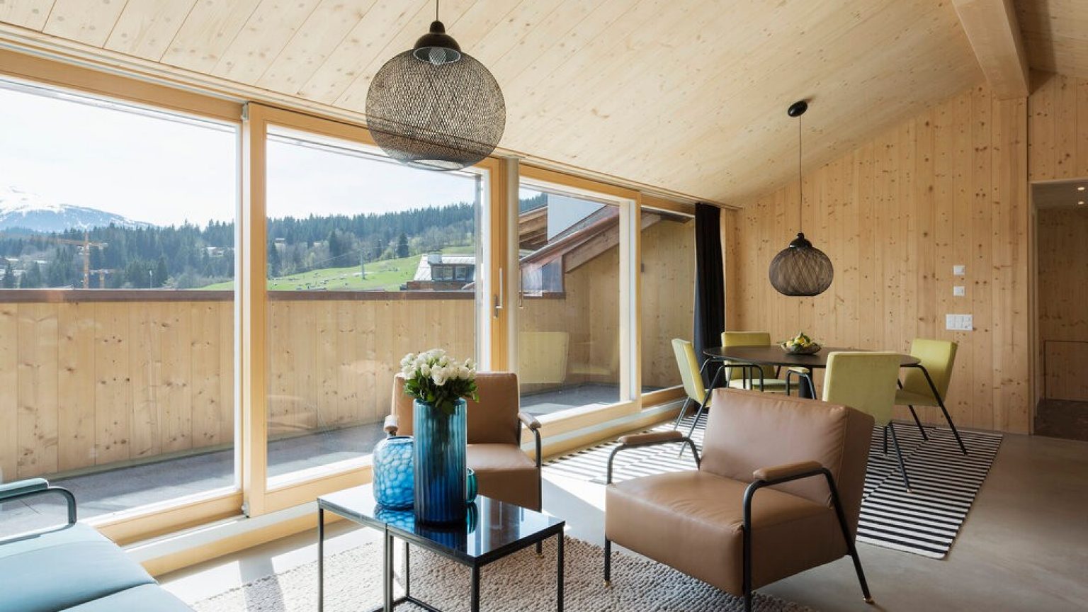 Un salon dans un chalet de vacances moderne.