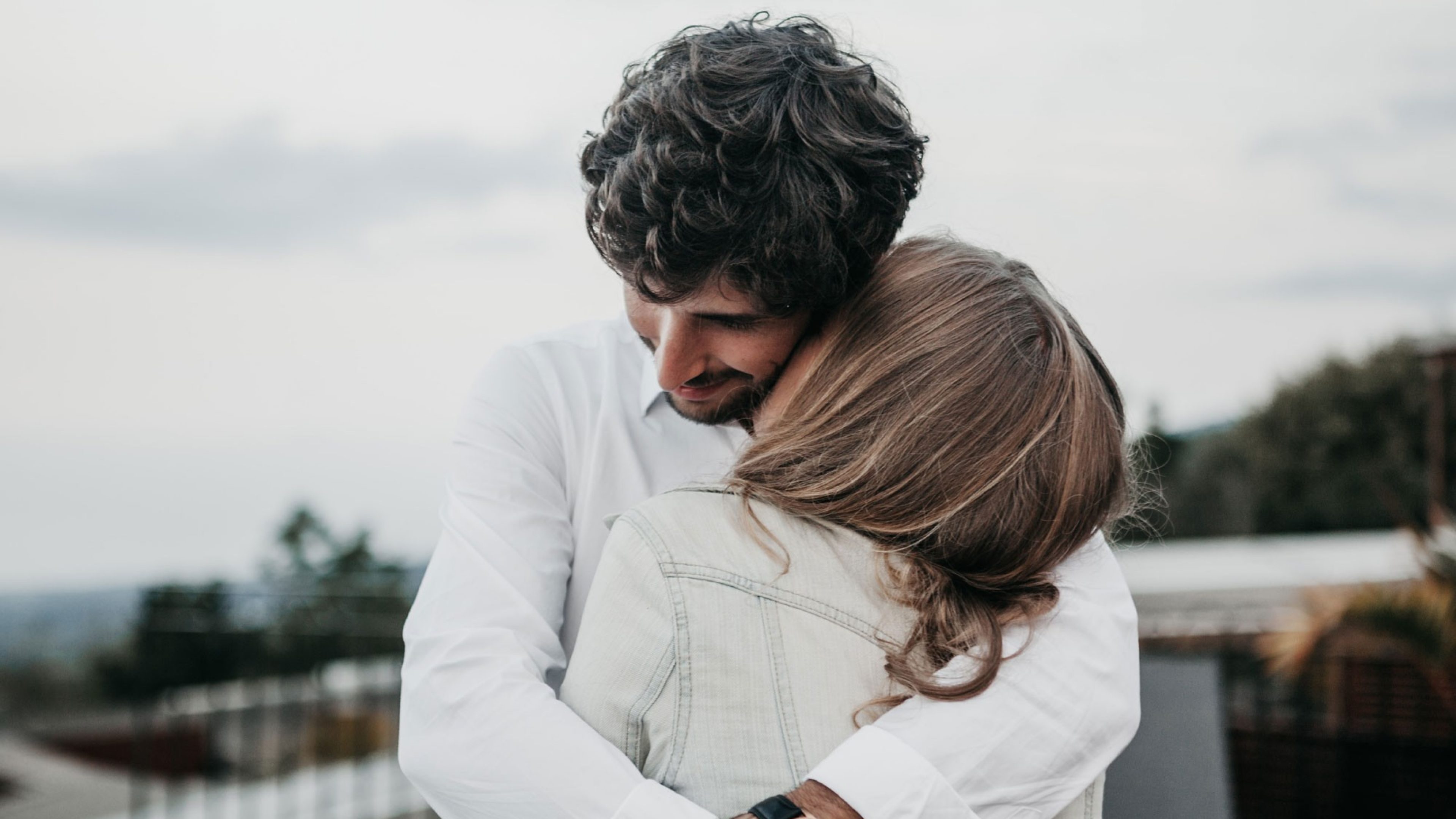 Un couple qui s'embrasse