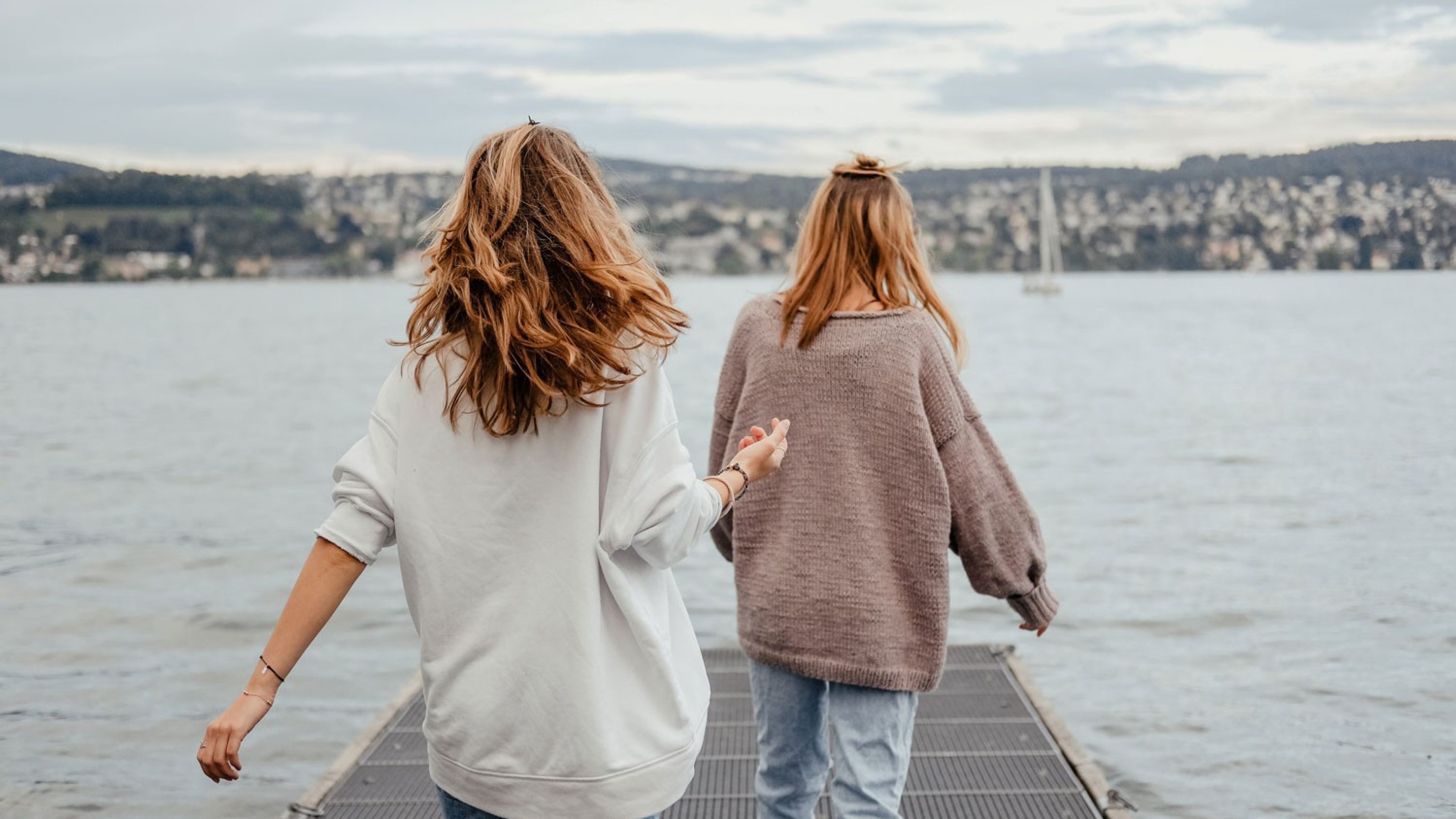 Deux femmes sur un débarcadère près du lac de Zurich