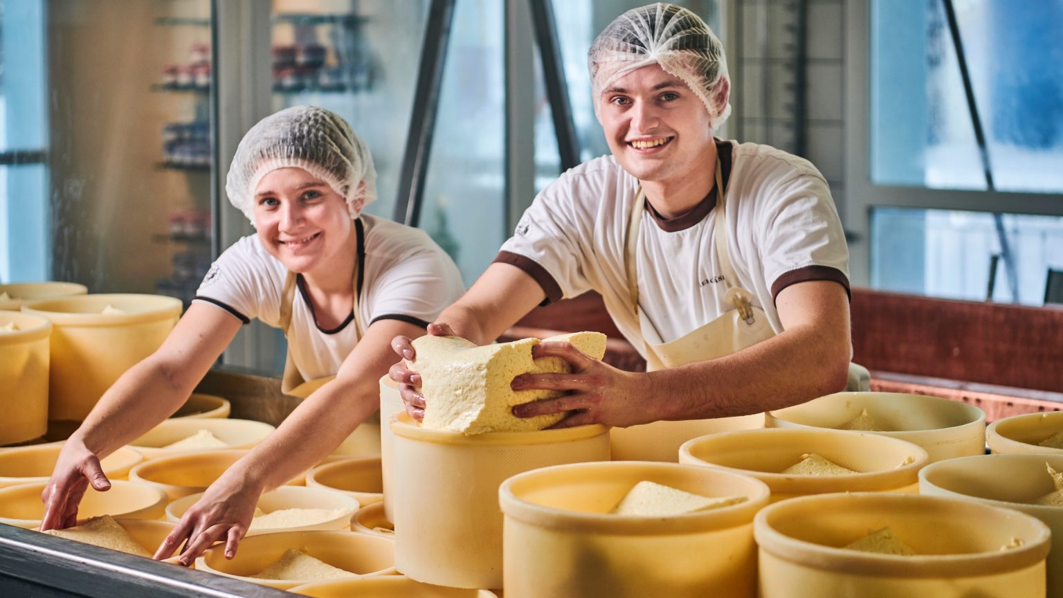 Selina und Sämi in der Käserei in Seelisberg