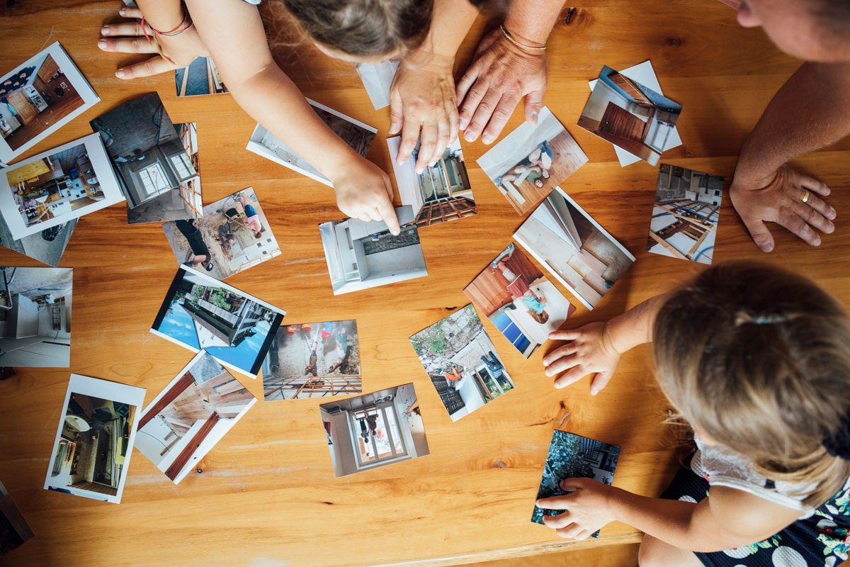 La famille regarde des photos de rénovation de maison.