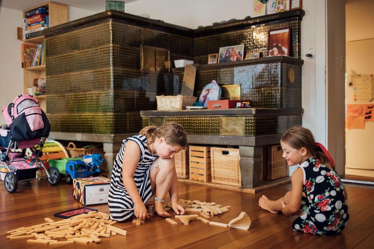 Deux petites filles jouent à un jeu en bois.