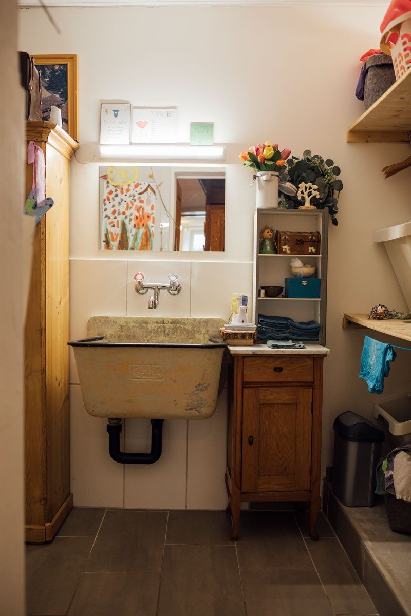 Salle de bain avec lavabo et commode.