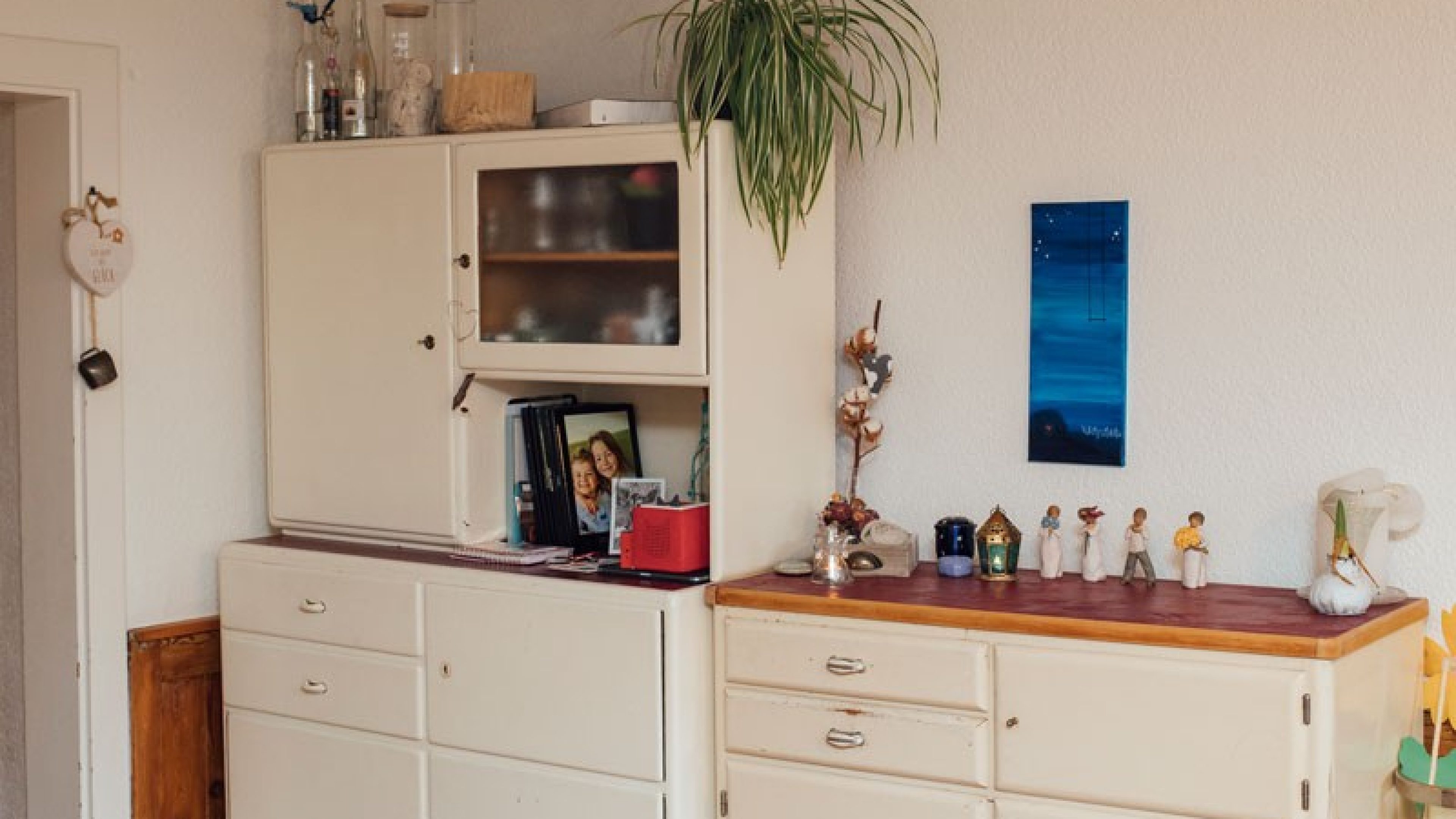 Commode dans une salle à manger.