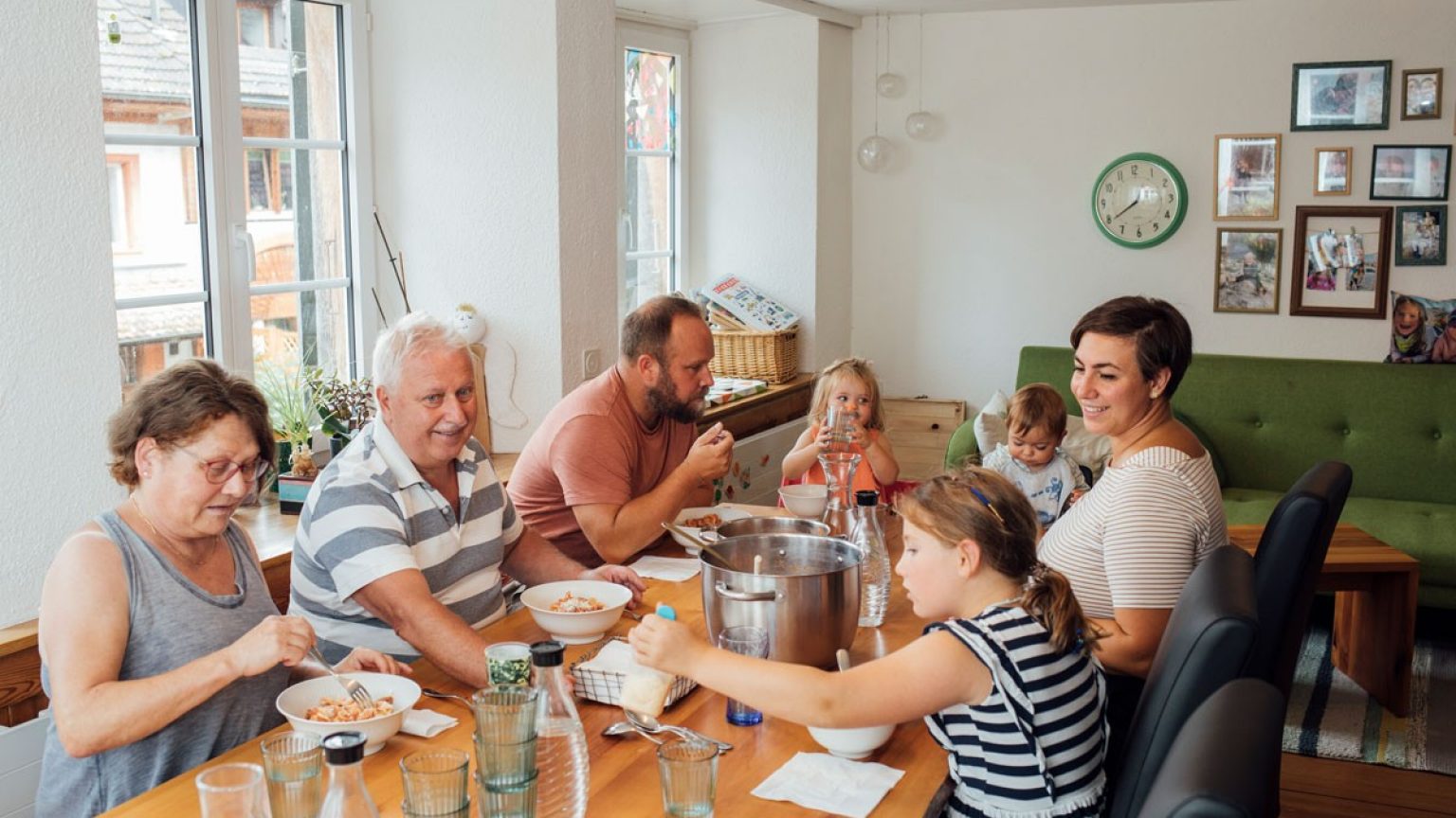 Autrefois un atelier de tissage, aujourd’hui le salon et la salle à manger. Nonno Daniele et mamie Eliane Carrara sont également présents à la table de la famille.