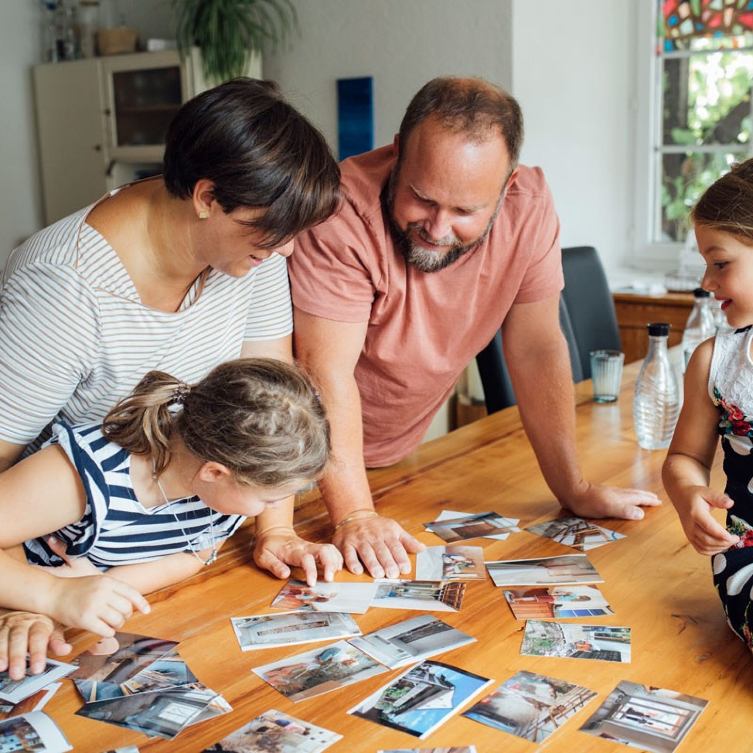 La famille regarde des photos de rénovation de maison.