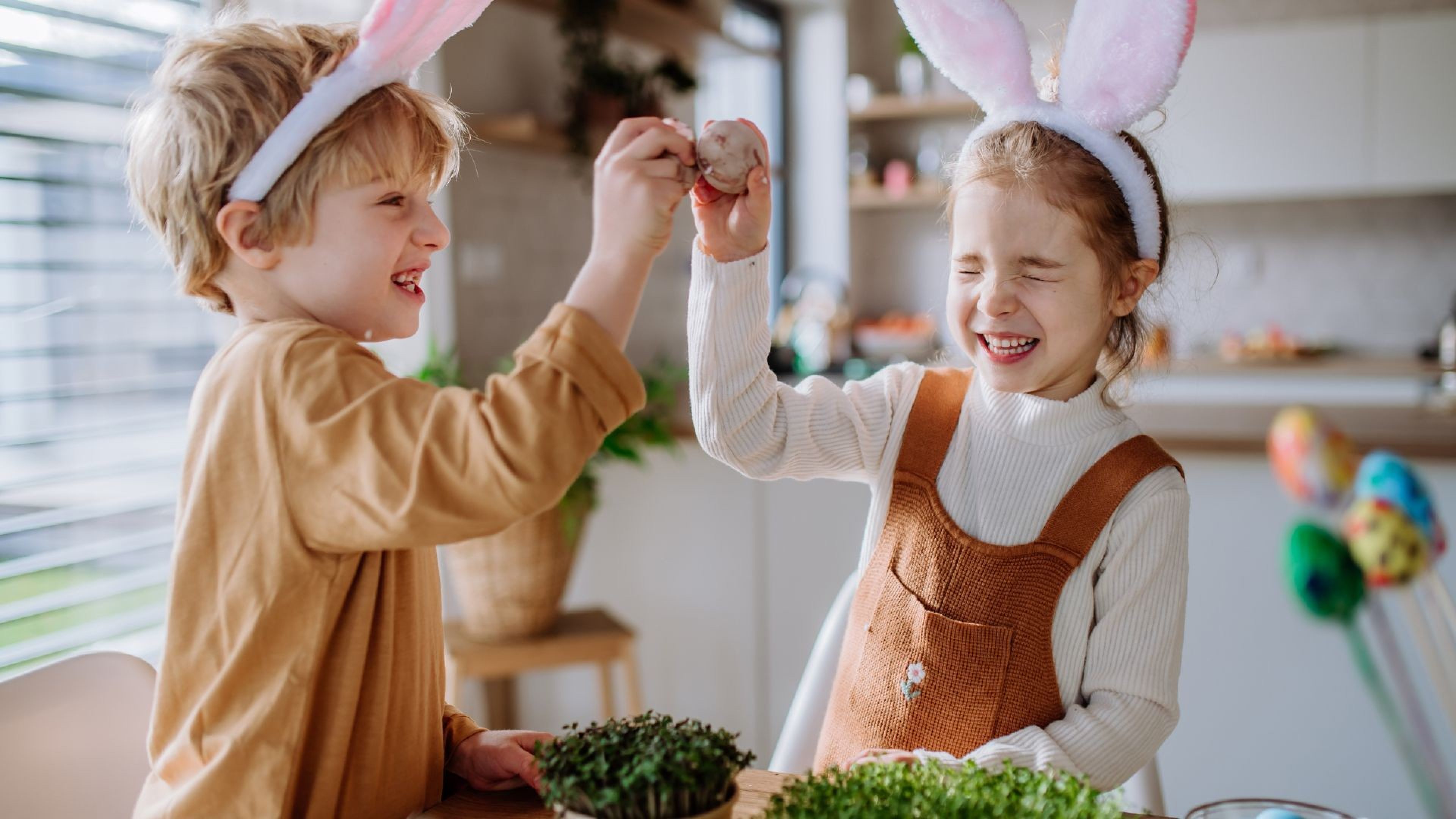 I bambini si divertono con le uova di Pasqua