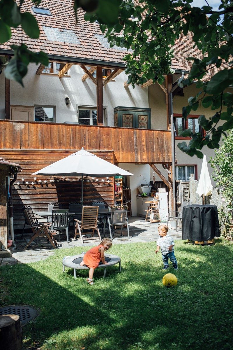 Giardino con bambini che giocano.