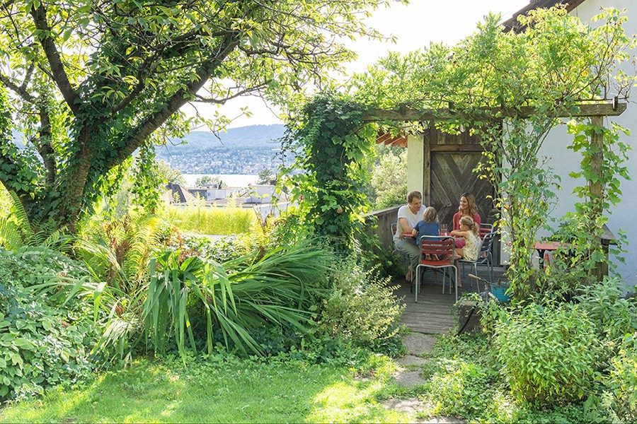 Der Aussensitz ist mit einer grün bewachsenen Pergola ausgestattet.